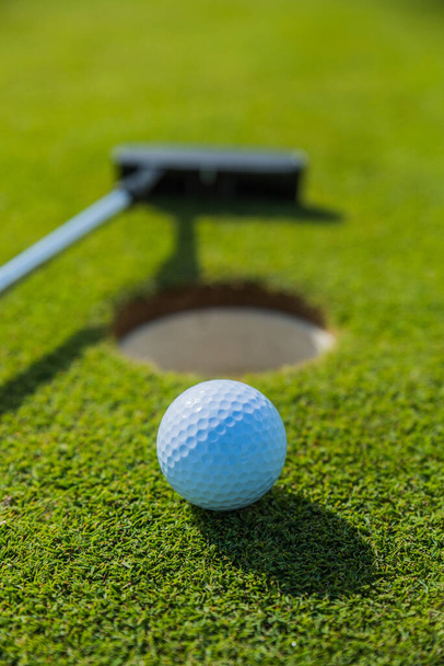 balle de golf ang club sur golf herbe verte fairway naturel
 - Photo, image