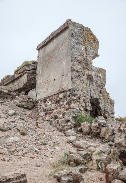 Fortificaciones militares medio demolidas
 - Foto, Imagen