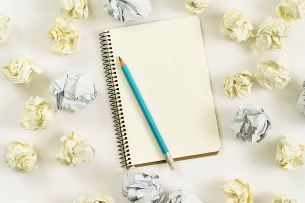 концепция новых идей. ноутбук, бумажные шарики, цветные карандаши на белом фоне.
 - Фото, изображение