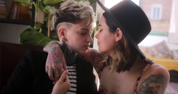 Pareja de lesbianas abrazándose muy de cerca mientras se toman de la mano
 - Metraje, vídeo