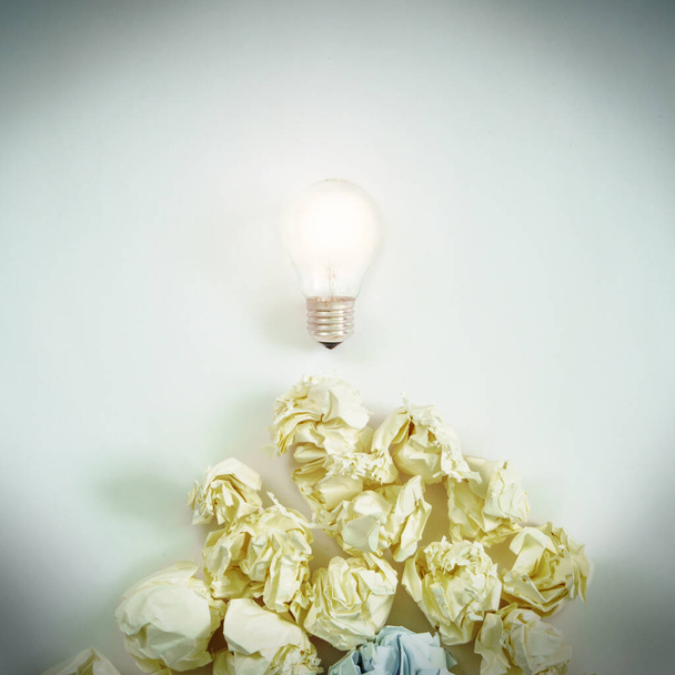концепция новых идей. лист бумаги, бумажные шарики, цветные карандаши на белом фоне
 - Фото, изображение