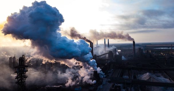 Industrie Hüttenwerk Morgendämmerung Rauch Smog Emissionen schlechte Ökologie Luftaufnahmen - Foto, Bild