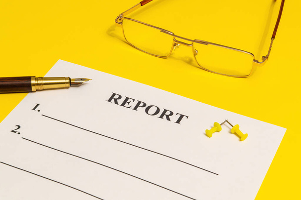Formulario de informe en el escritorio amarillo de la oficina con gafas y bolígrafo, idea de negocio
 - Foto, Imagen