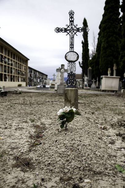Hřbitov s hroby ve Španělsku, náboženský symbol - Fotografie, Obrázek