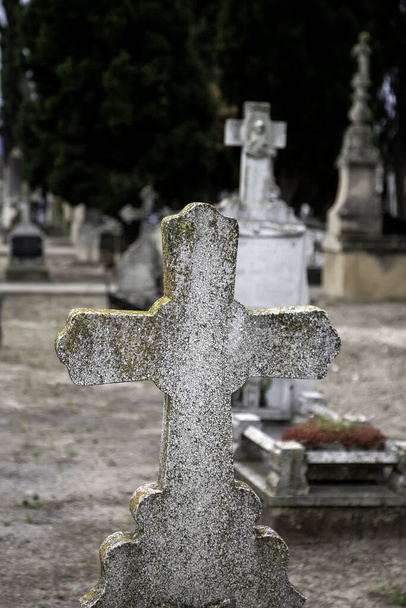 Cemitério com túmulos em Espanha, símbolo religioso
 - Foto, Imagem