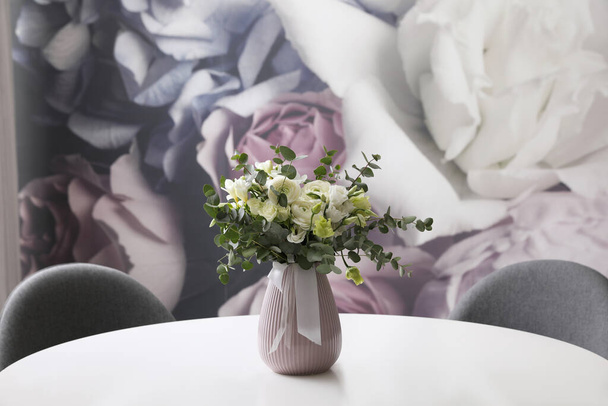 Vase with beautiful bouquet on white table indoors. Stylish interior element - Foto, imagen