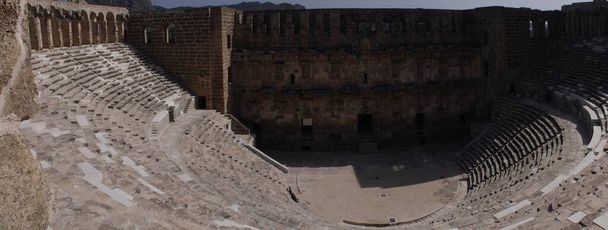 Antalya, Güney Türkiye yakınlarındaki antik şehir Aspendos Roma amfitiyatrosunun panoramik manzarası. - Fotoğraf, Görsel