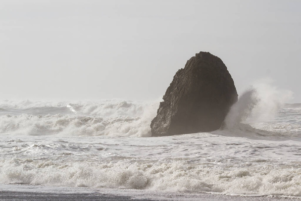 mari agitati mentre la tempesta invernale stagionale si avvicina alla costa meridionale dell'Oregon, creando alte maree e onde potenti
 - Foto, immagini