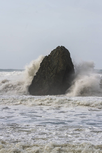 durva tengerek, ahogy a szezonális téli vihar közeledik a déli Oregon partjainál, ami magas árapályt és erős hullámokat okoz - Fotó, kép