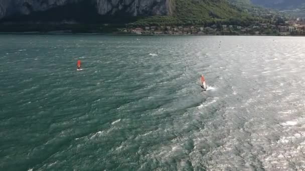Windsurfszene am Comer See von einer Drohne aufgenommen - Filmmaterial, Video