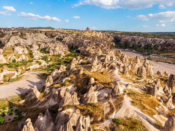 Widok z lotu ptaka na Park Narodowy Goreme, Tarihi Milli Parki, Turcja. Typowe formacje skalne Kapadocji z bajkowymi kominami i pustynnym krajobrazem. Cele podróży, wakacje i przygoda - Zdjęcie, obraz
