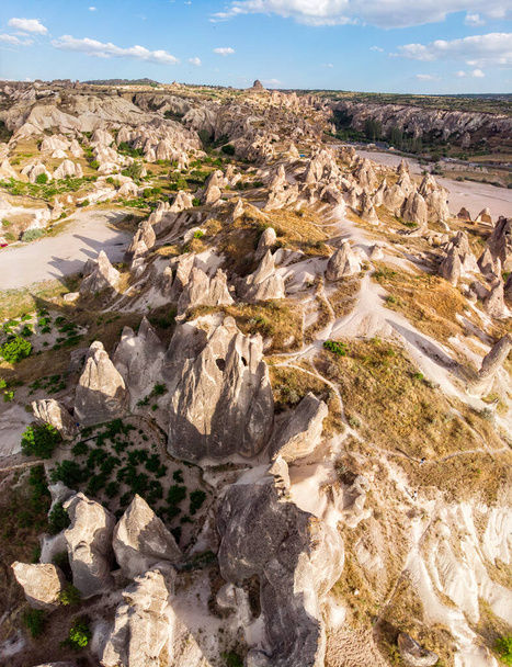 Vista aérea del Parque Nacional Goreme, Tarihi Milli Parki, Turquía. Las formaciones rocosas típicas de Capadocia con chimeneas de hadas y paisaje desértico. Destinos de viaje, vacaciones y aventura
 - Foto, Imagen