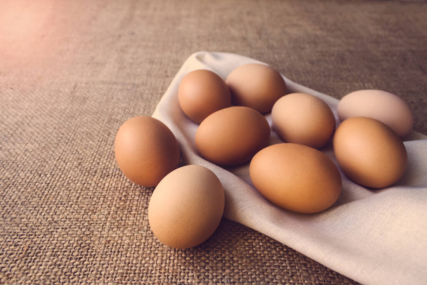 Close up of fresh organic chicken eggs from local farmer market on linen stablecloth, selective focus. Концепция Всемирного дня яйца
 - Фото, изображение