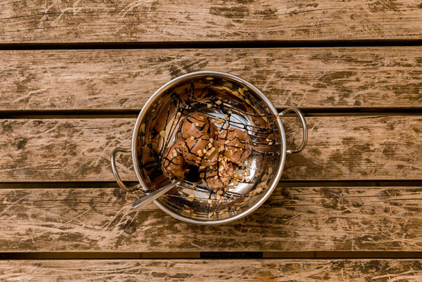 Glace au chocolat dans un bol en argent
 - Photo, image