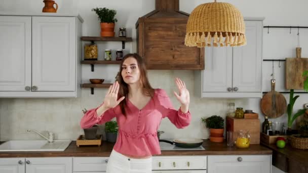 Happy girl dancing in the kitchen - Materiał filmowy, wideo