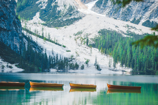 barcos en medio del lago Braies en Italia. vacaciones de verano. espejo reflejo de las montañas en el agua - Foto, imagen