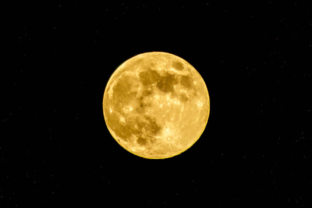 満月/満月とは、月が完全に照らされたときに起こる月の満ち欠けです。 - 写真・画像