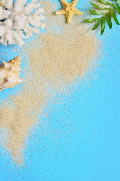 Концепция летнего отдыха лежала на поверхности. Пальмовый лист, морская звезда, кораллы, песок и ракушка. Летняя концепция
. - Фото, изображение