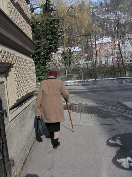 Vanha nainen kävelykepillä
 - Valokuva, kuva