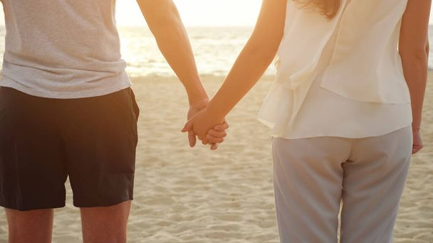 felice donna e uomo figure unire le mani sulla spiaggia vuota oceano
 - Foto, immagini