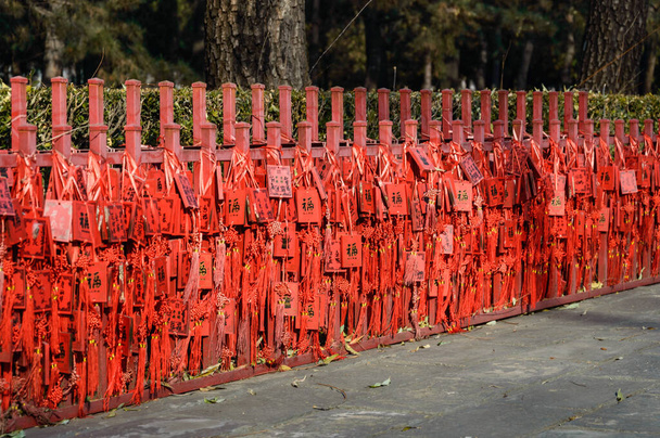 Biglietti di auguri rossi cinesi appesi in gran numero sulla recinzione. - Foto, immagini