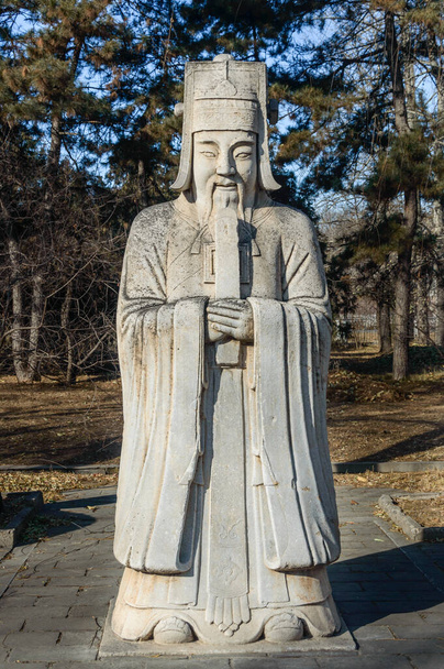 Camino de los fantasmas en el distrito cambiante, estatua de mandarín hecha de piedra.. - Foto, Imagen