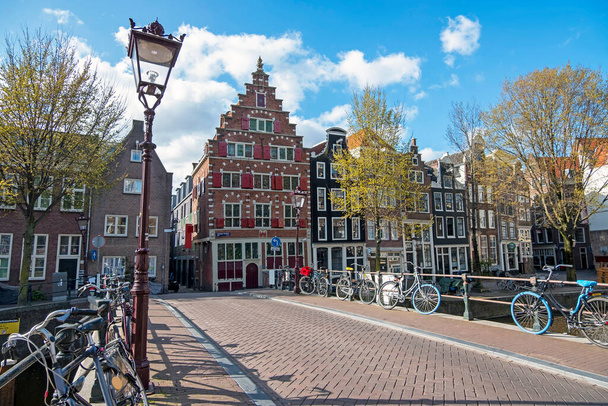 Városkép Amszterdamból az Oude Zijds Voorburgwal-on tavasszal Hollandiában - Fotó, kép