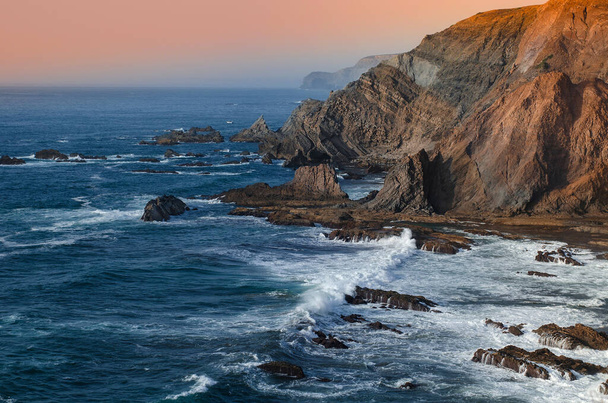 ポルトガルのラゴスに近いアルガルヴェ西海岸の野生の未知のビーチや崖. - 写真・画像