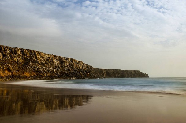 Wilde en onontdekte stranden en kliffen aan de westkust van de Algarve, nabij Lagos, Portugal. - Foto, afbeelding
