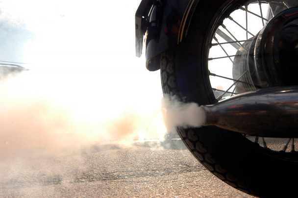Znečištění ovzduší způsobené výfukovými plyny motocyklů, oblak kouře - Fotografie, Obrázek