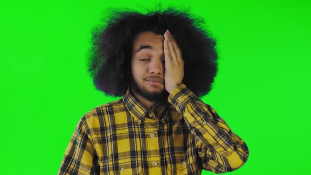 Rozczarowany afro amerykański mężczyzna robi gest na tle zielonego ekranu lub klawisza chroma. Pojęcie emocji - Materiał filmowy, wideo