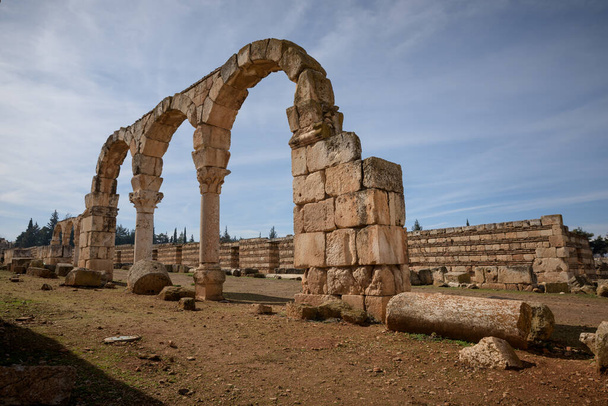 Anjar Umayyad sarayı, termal hamamlı, camili ve saraylı eski bir Roma yerleşim bölgesinde, şimdi Anjar, Bekaa Vadisi, Baalbek, Lübnan 'da bir Dünya Mirası sahasında bulunuyor. - Fotoğraf, Görsel