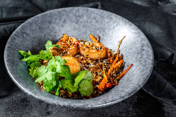Singapore Mei Fun. Rýžové nudle s krevetami, krevetami, char siu vepřovým masem, mrkví, cibulí, napa zelím. Černé pozadí. Horní pohled. - Fotografie, Obrázek