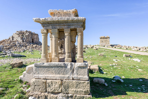 Zeus Baal 'a adanmış antik bir Roma tapınağı ve Bizans döneminden kalma bir bazilika, Lübnan' ın Faraya yakınlarındaki Lübnan Dağı yamaçlarındaki Faqra 'daki Nahr al Kalb Vadisi' nin başında bulunuyor. - Fotoğraf, Görsel