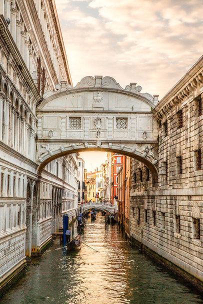 El puente cerrado de los Suspiros sobre el Río di Palazzo que conecta la Nueva Prisión y el Palacio del Dodge, Venecia
 - Foto, Imagen