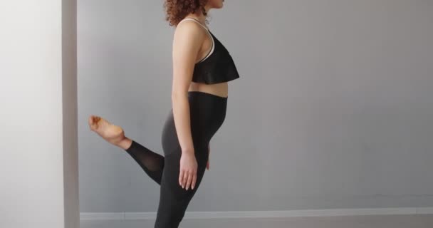 Ελκυστική Κυβίνα νεαρή γυναίκα κάνει ένα σπάγκο στον τοίχο στο στούντιο fly yoga σε αργή κίνηση, ευέλικτη γυναίκα κάνει ακροβατικές και πλαστικές ασκήσεις, γιόγκα και τέντωμα, 4k DCI 60p Prores 422 - Πλάνα, βίντεο