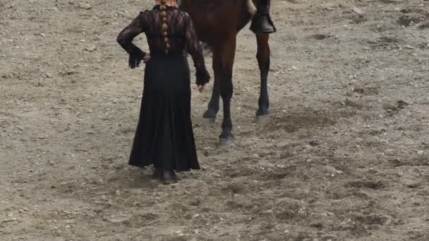 Χορεύτρια φλαμένκο χορεύει με ισπανικό άλογο σε έκθεση ιππασίας - Πλάνα, βίντεο