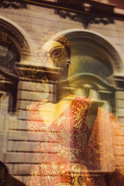 Heijastus vanhasta italialaisesta rakennuksesta mallinukella pukeutuneena designmekkoon, Venetsia, Italia
 - Valokuva, kuva