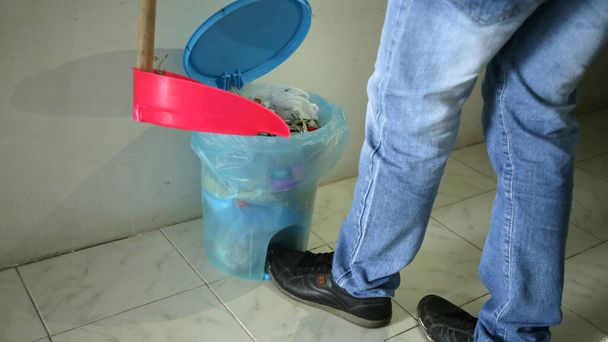 salvador, bahia / brazil - 24 maja 2020: osoba jest widziana składająca śmieci w wiadrze w rezydencji w mieście Salvador.  - Zdjęcie, obraz