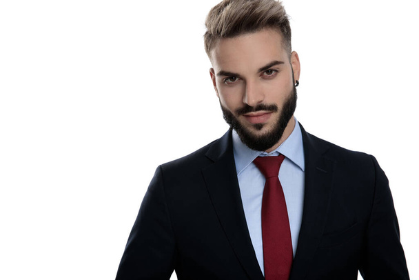 confident young guy in suit smiling and standing isolated on white background - Foto, Bild