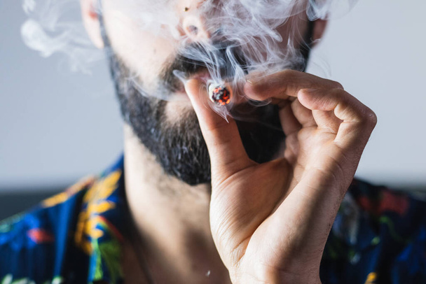 Πορτρέτο ανώνυμου άνδρα που καπνίζει χόρτο - Φωτογραφία, εικόνα