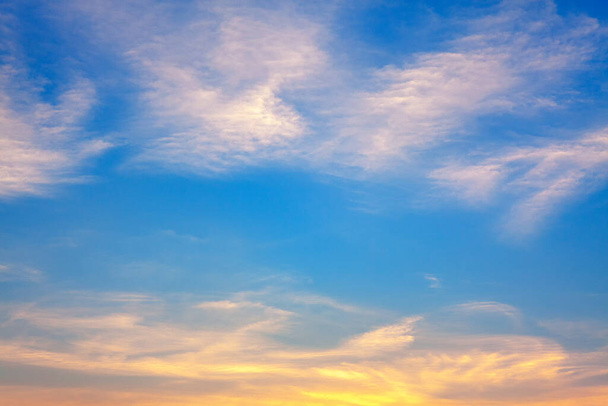 Morgenhimmel mit leichten Sommerwolken - Foto, Bild
