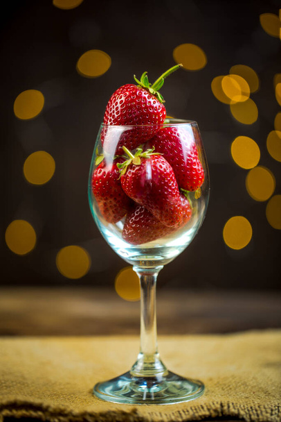 Ripe red strawberries in warm romantic colors with blur background. - Foto, imagen
