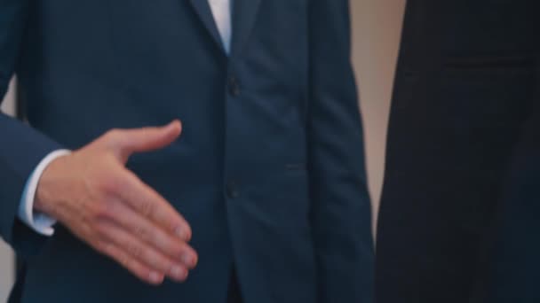Lähikuva kädet liikemiehet ravistamalla onnistunut yrityskumppanuus käsitellä tavata kollegoita kumppaneita
 - Materiaali, video
