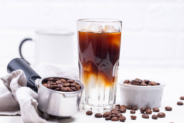 Espresso tonik, moda kahve içeceği. - Fotoğraf, Görsel