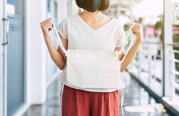 Woman holding reusable eco bag,Healthy green,Environmental friendly,Zero waste,Conscious lifestyle concept - Foto, Imagen