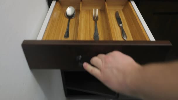 Μικροσκοπικά εργαλεία κουζίνας κρυμμένα σε ένα συρτάρι - Πλάνα, βίντεο
