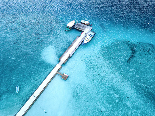 Aerial view of the docking dock of the boats and the reef around. - Foto, Bild