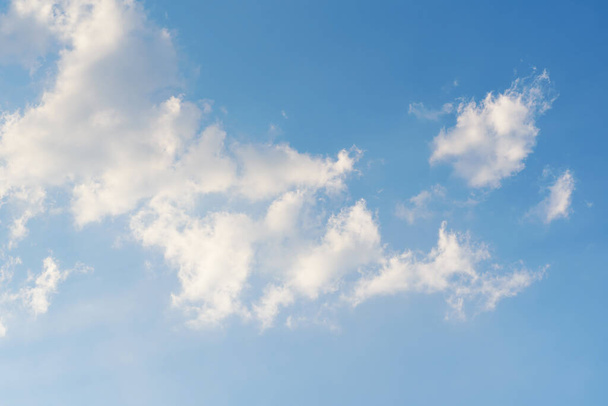Cielo blu con nuvole di giorno, Stagione estiva, Sfondo natura
 - Foto, immagini