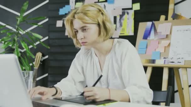 フリーランスやオフィスの仕事の概念。短い髪の作業と若い女性のグラフィックデザイナー - 映像、動画